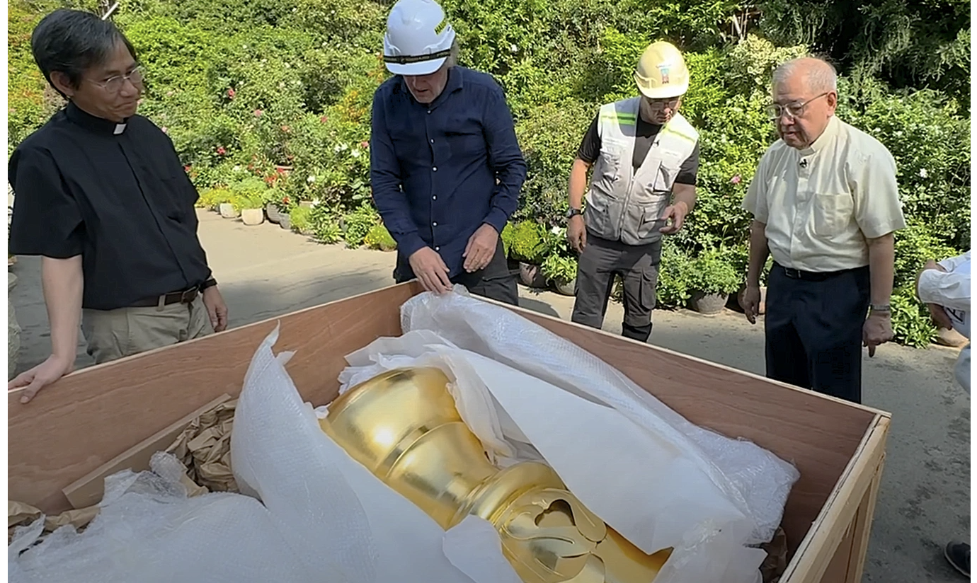Thay cặp Th&aacute;nh gi&aacute; ở Nh&agrave; thờ Đức B&agrave; S&agrave;i G&ograve;n bằng th&eacute;p nguy&ecirc;n khối mạ v&agrave;ng- Ảnh 2.