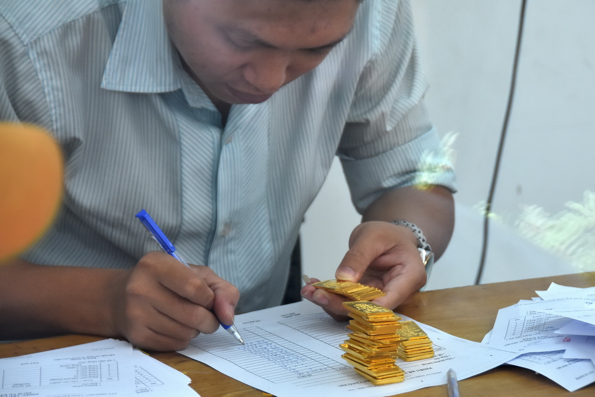 Gi&aacute; v&agrave;ng h&ocirc;m nay, 13-12: Giảm rất mạnh- Ảnh 1.