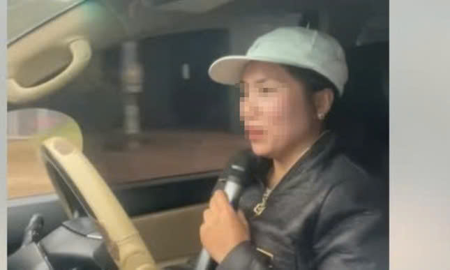 Người phụ nữ vừa l&aacute;i &ocirc; t&ocirc;, vừa h&aacute;t karaoke c&oacute; thể bị xử l&yacute; ra sao?- Ảnh 1.