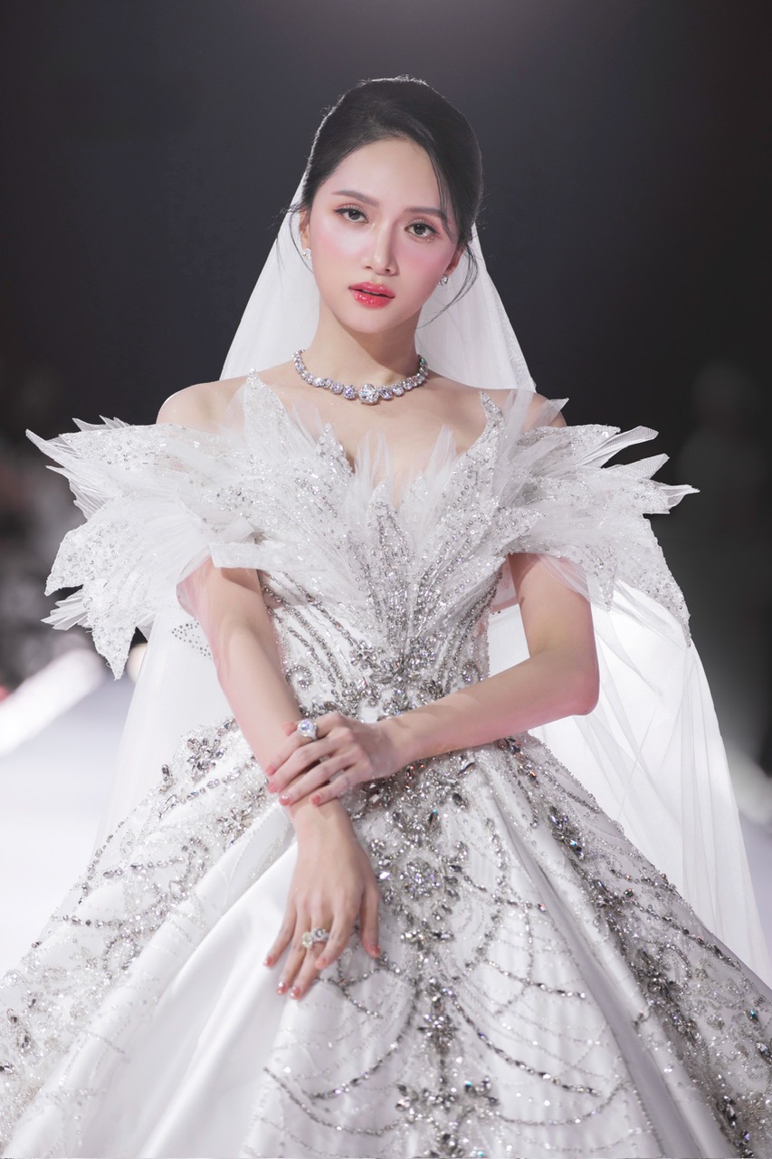 Hoa hậu Hương Giang cực đẹp trong áo cưới- Ảnh 1.