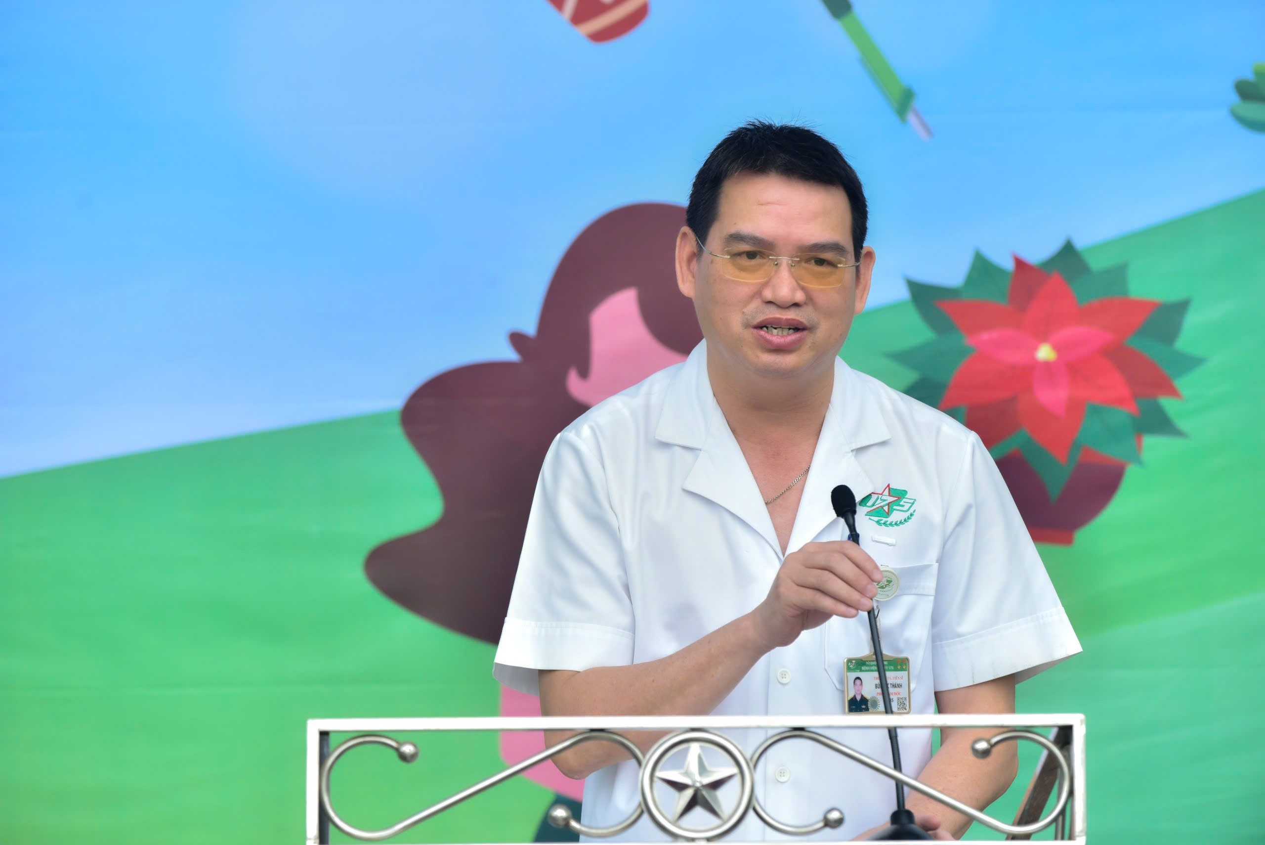 Bác sĩ, nhân viên y tế cùng nhau thu gom phế liệu tái chế- Ảnh 1.