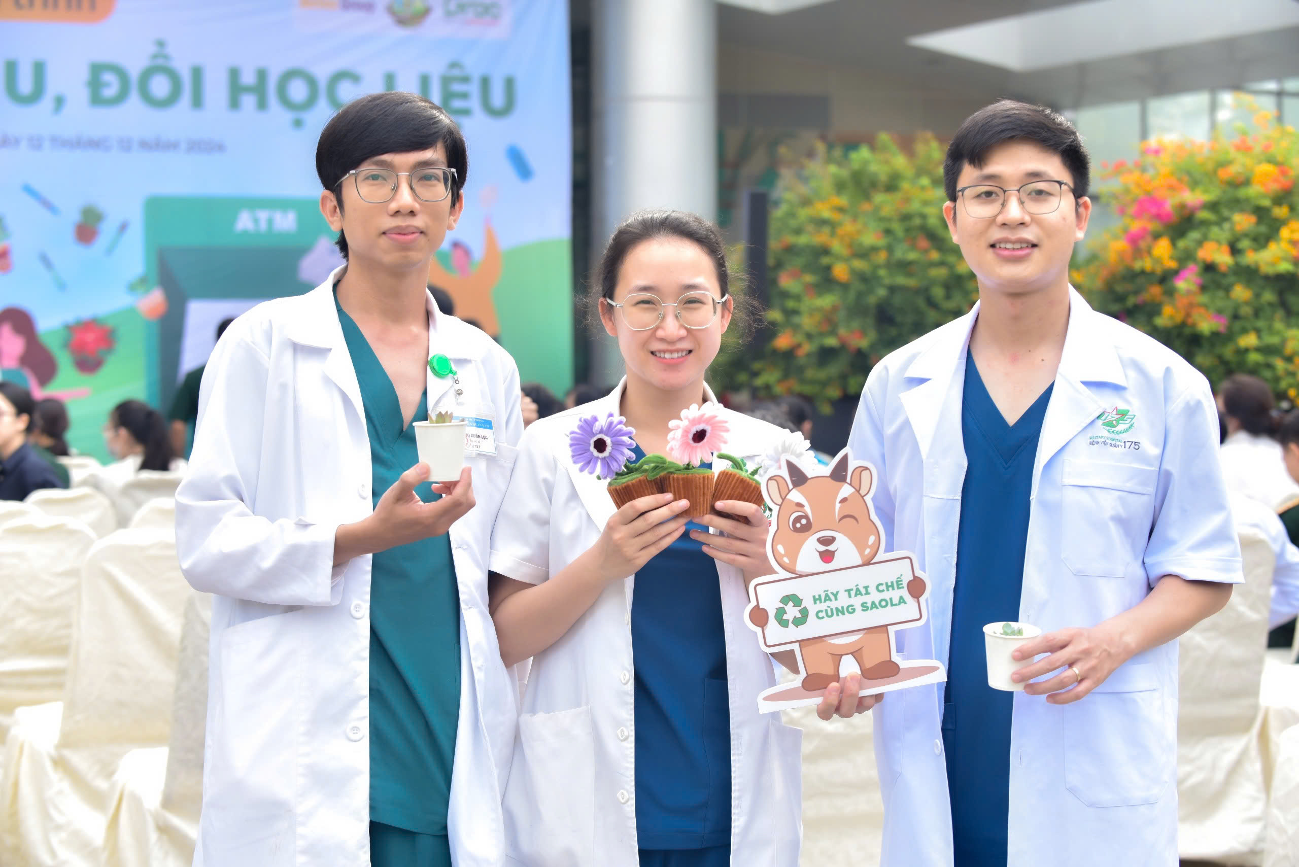 Bác sĩ, nhân viên y tế cùng nhau thu gom phế liệu tái chế- Ảnh 4.