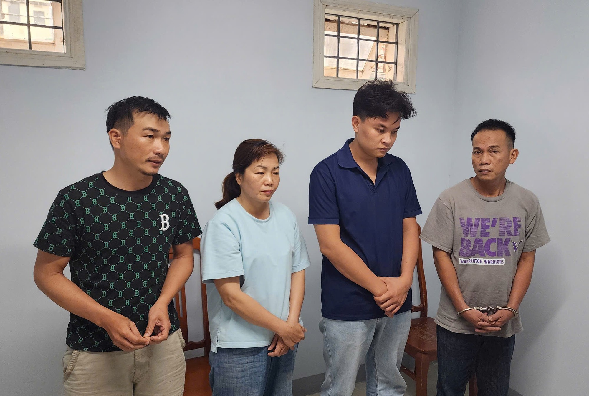Khởi tố 4 đối tượng giả c&ocirc;ng an để cướp t&agrave;i sản- Ảnh 1.