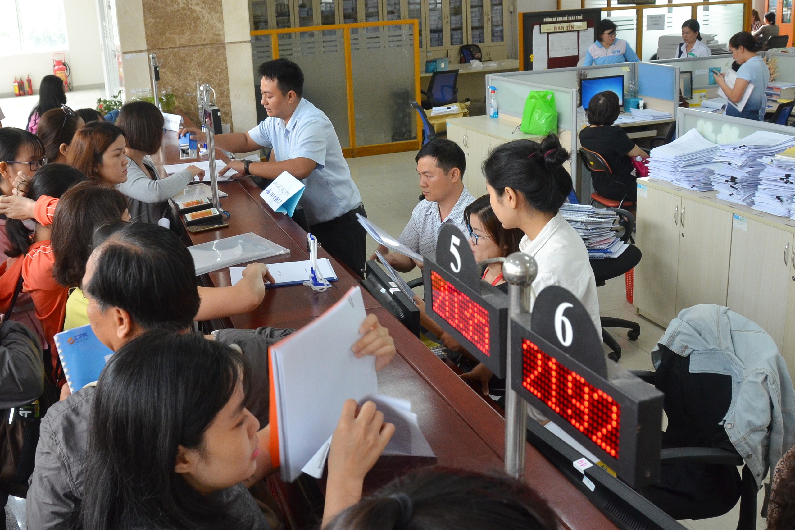 Người d&acirc;n v&agrave; doanh nghiệp kỳ vọng bộ m&aacute;y tinh gọn sẽ n&acirc;ng cao chất lượng dịch vụẢnh: TẤN THẠNH
