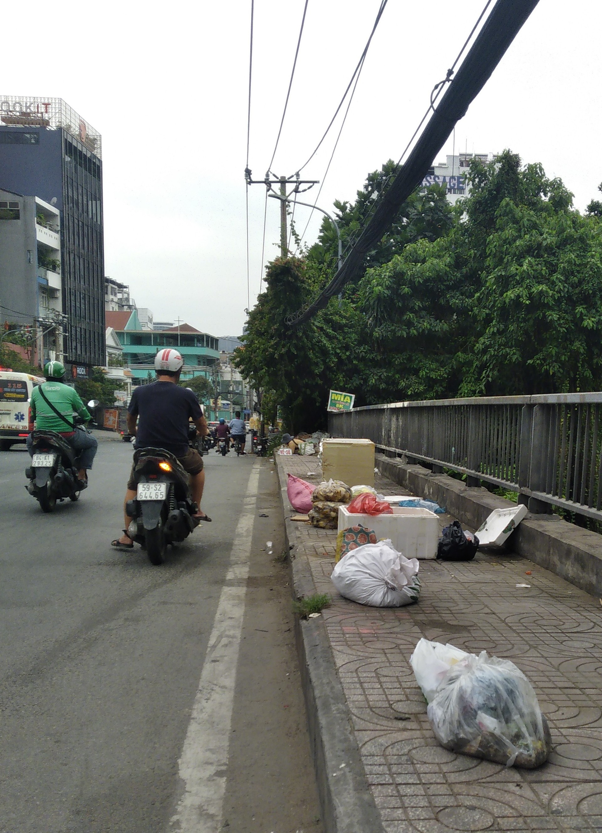 Cầu thành bãi rác- Ảnh 1.