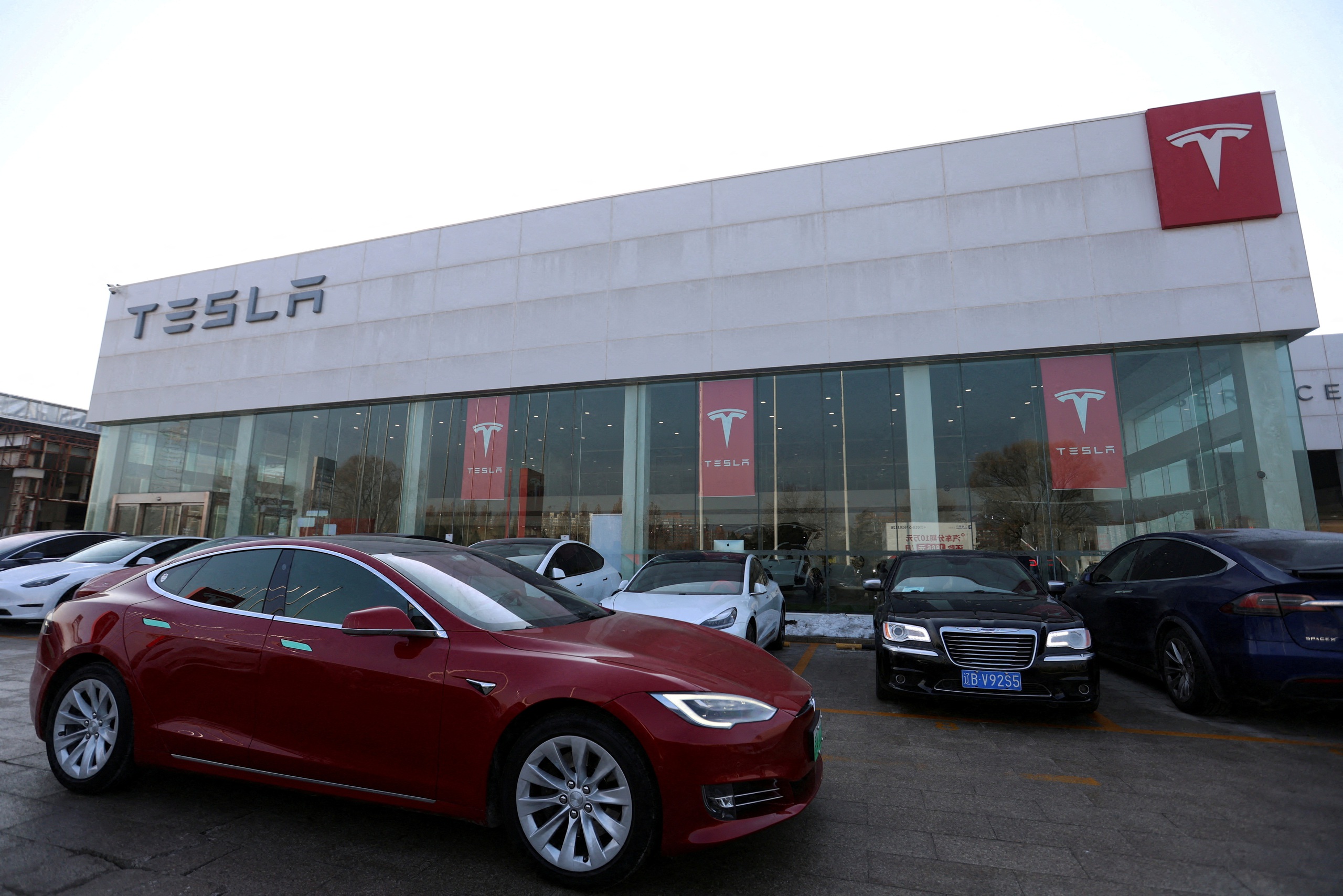 Một cửa h&agrave;ng xe điện Tesla ở Bắc Kinh - Trung Quốc Ảnh: REUTERS