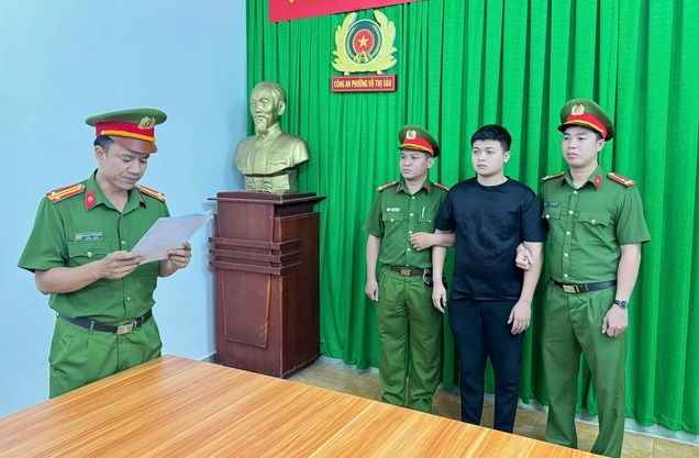 L&aacute;i xe, phụ xe bu&yacute;t số 14 đ&aacute;nh nhau với shipper, bắt khẩn cấp cả 3 người- Ảnh 2.