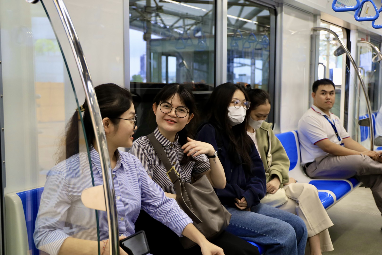 Nhiều bạn trẻ th&iacute;ch th&uacute; trải nghiệm đi t&agrave;u điện ngầm metro số 1.Ảnh: NGỌC QU&Yacute;
