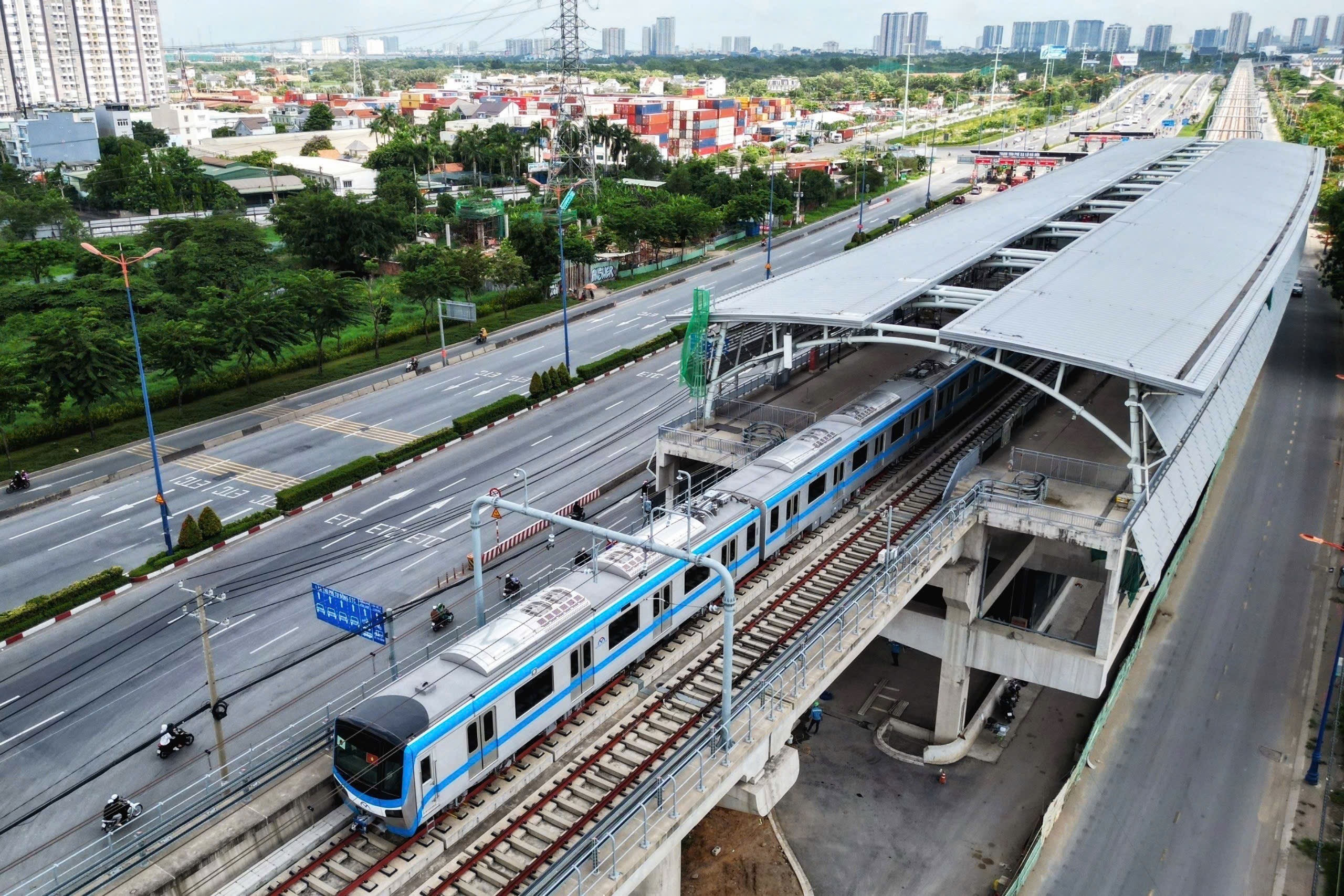 T&agrave;u metro số 1 (Bến Th&agrave;nh - Suối Ti&ecirc;n) chạy thử trước khi ch&iacute;nh thức vận h&agrave;nh v&agrave;o ng&agrave;y 22-12Ảnh: HO&Agrave;NG TRIỀU