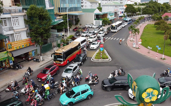 Du lịch Nha Trang l&uacute;ng t&uacute;ng v&igrave; tắc đường