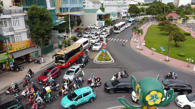 Th&agrave;nh phố Nha Trang thường xuy&ecirc;n xảy ra &aacute;ch tắc giao th&ocirc;ng v&igrave; lượng phương tiện tăng cao