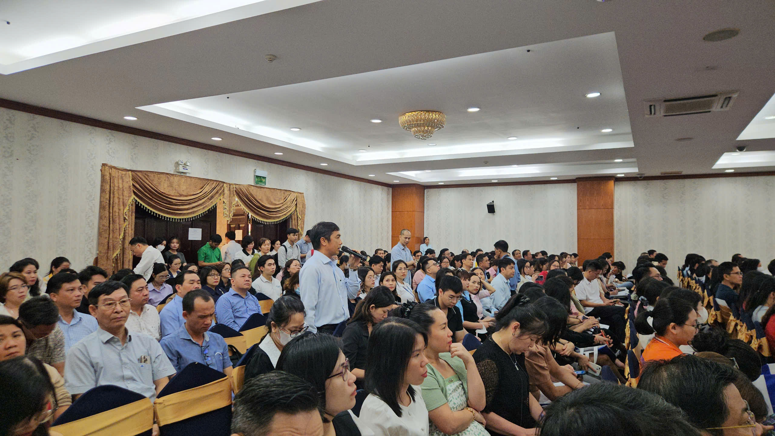 Đối thoại thuế, hải quan "n&oacute;ng rực", h&agrave;ng trăm doanh nghiệp chờ tới cuối giờ vẫn chưa được hỏi- Ảnh 1.