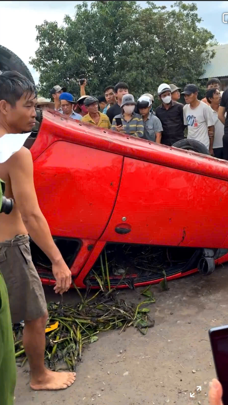 Ph&aacute;t hiện thi thể t&agrave;i xế trong chiếc &ocirc; t&ocirc; rơi xuống k&ecirc;nh- Ảnh 6.