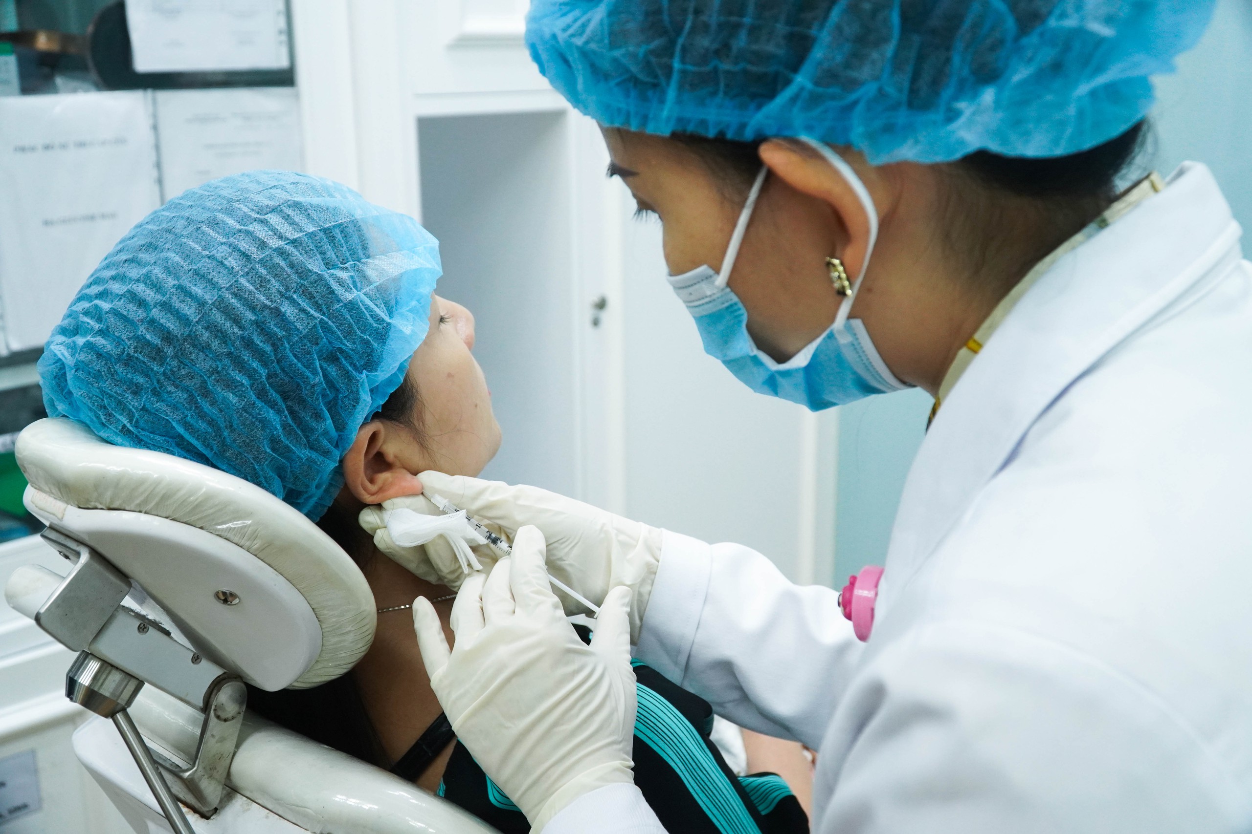 Xu hướng l&agrave;m "tai Phật" cầu lộc đ&oacute;n Tết gia tăng- Ảnh 3.