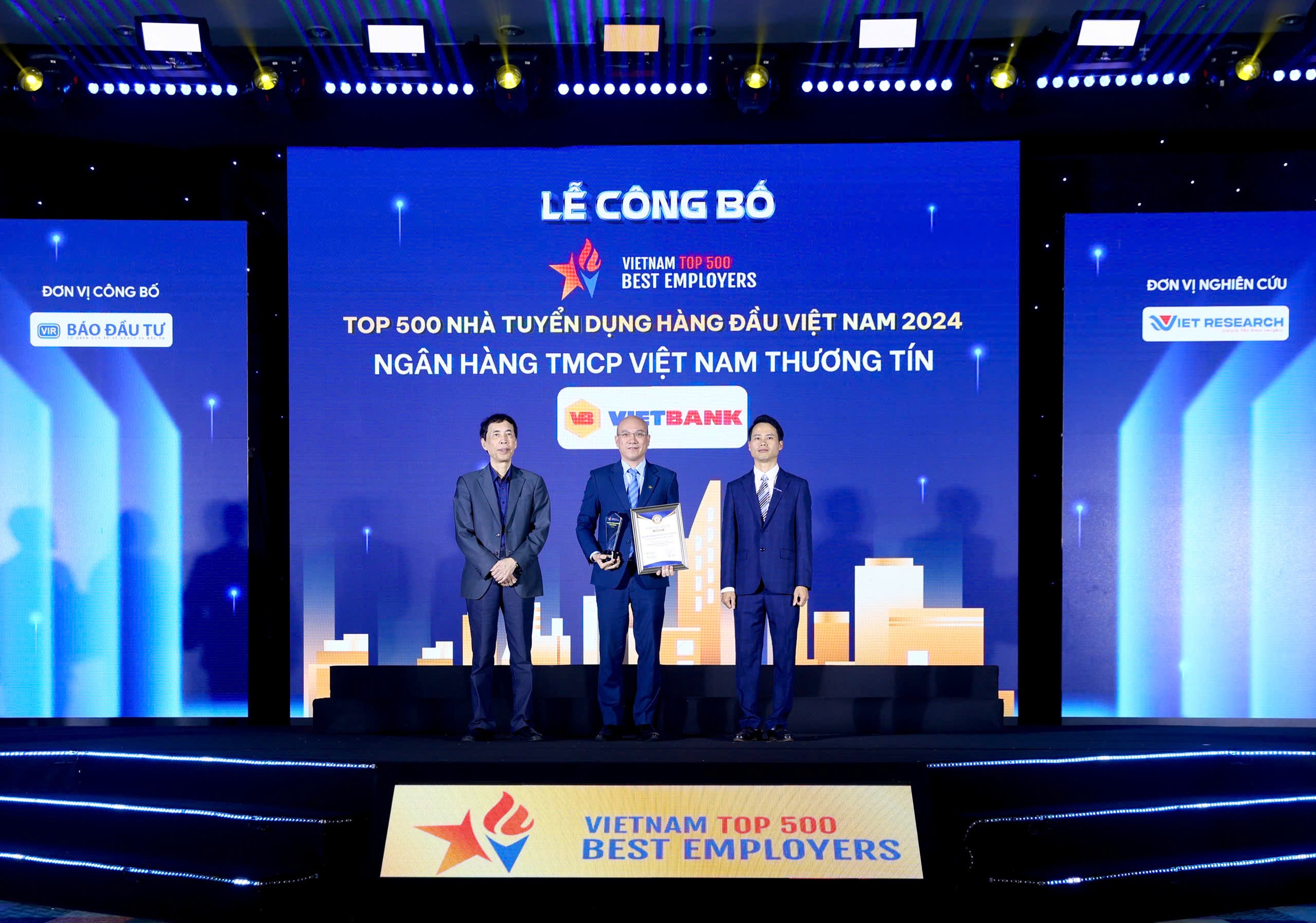 &Ocirc;ng Nguyễn Nhất Tuấn - Gi&aacute;m đốc v&ugrave;ng H&agrave; Nội - đại diện Vietbank nhận giải thưởng Top 500 nh&agrave; tuyển dụng h&agrave;ng đầu Việt Nam 2024