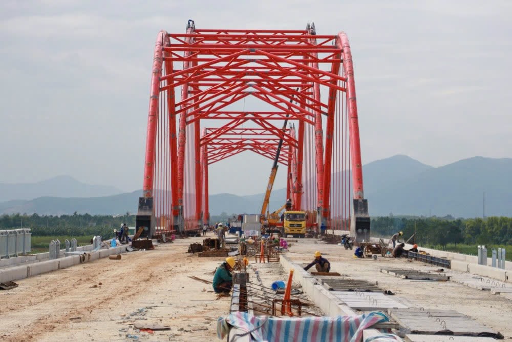Cầu v&ograve;m th&eacute;p đầu ti&ecirc;n ở Quảng Ng&atilde;i khẩn trương về đ&iacute;ch- Ảnh 2.