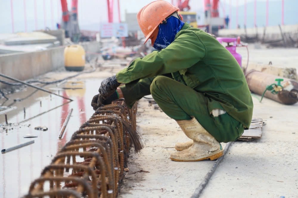 Cầu v&ograve;m th&eacute;p đầu ti&ecirc;n ở Quảng Ng&atilde;i khẩn trương về đ&iacute;ch- Ảnh 3.