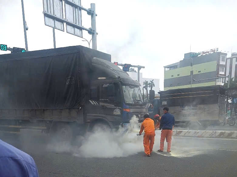 C&ocirc;ng nh&acirc;n Điện lực Đ&agrave; Nẵng trả lại t&agrave;i sản cho người d&acirc;n- Ảnh 2.