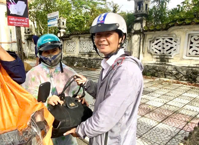 C&ocirc;ng nh&acirc;n Điện lực Đ&agrave; Nẵng trả lại t&agrave;i sản cho người d&acirc;n- Ảnh 1.