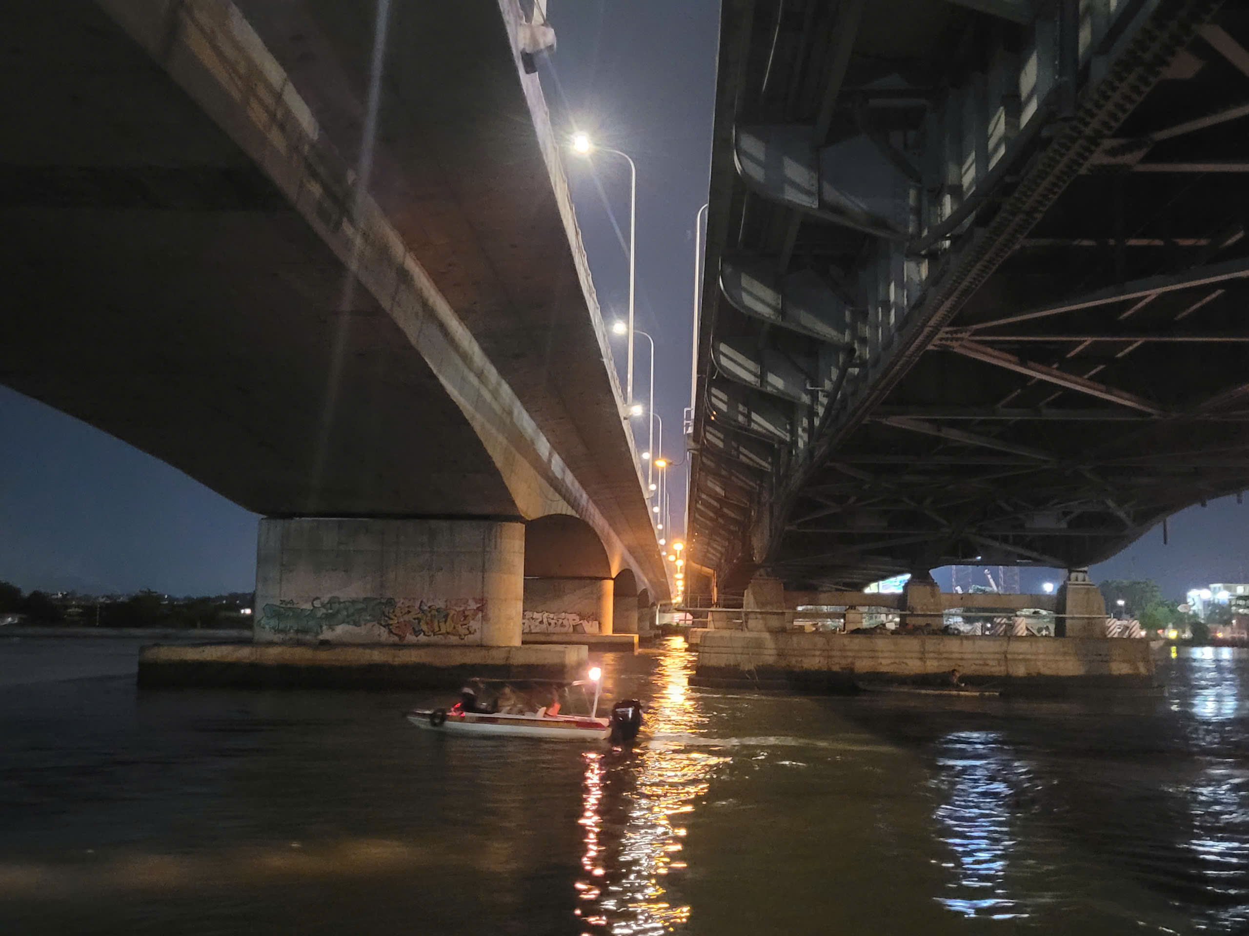 Đã tìm thấy ô tô 4 chỗ tông gãy lan can cầu Đồng Nai, lao xuống sông- Ảnh 5.