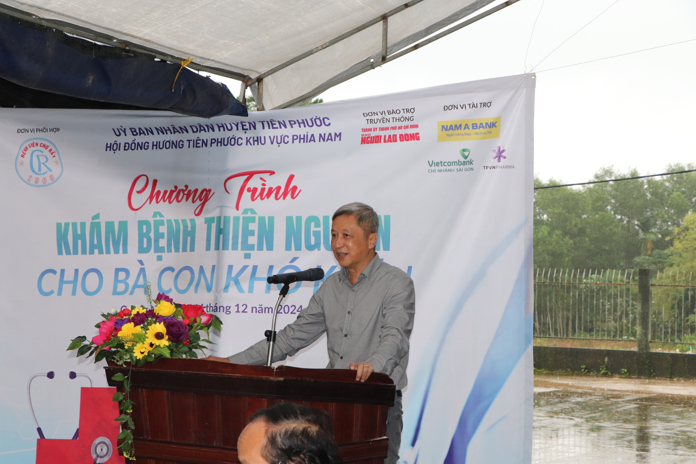 Bác sĩ đầu ngành Bệnh viện Chợ Rẫy khám bệnh miễn phí cho người dân Quảng Nam- Ảnh 2.