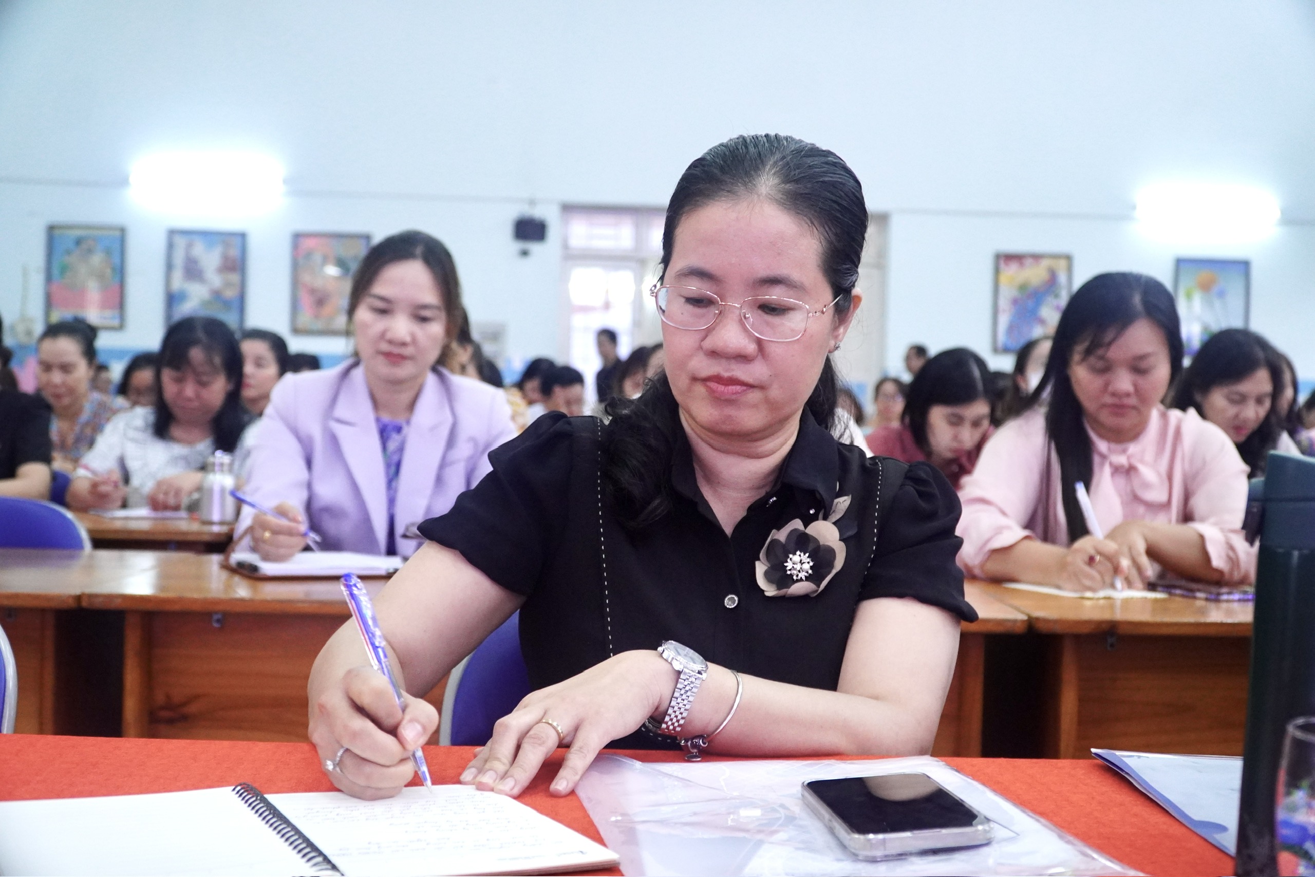 Hơn 100 c&aacute;n bộ gi&aacute;o dục tham dự bồi dưỡng &ldquo;Kỹ năng ứng xử với b&aacute;o ch&iacute;-truyền th&ocirc;ng&rdquo;- Ảnh 3.