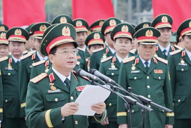 Thượng tướng Trịnh Văn Quyết đọc lời báo công dâng Bác Ảnh: LƯU TRẦN