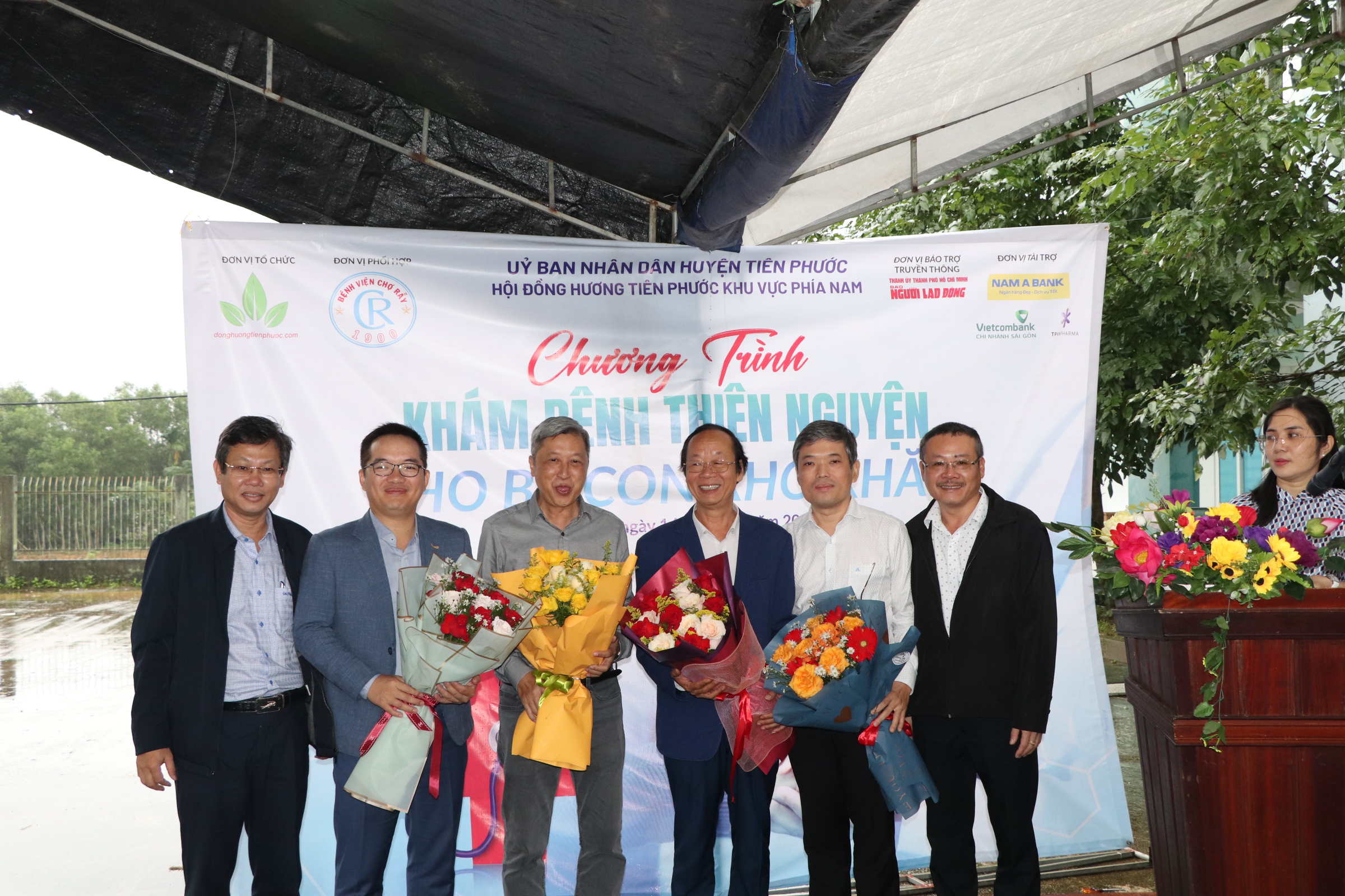 Bác sĩ đầu ngành Bệnh viện Chợ Rẫy khám bệnh miễn phí cho người dân Quảng Nam- Ảnh 9.