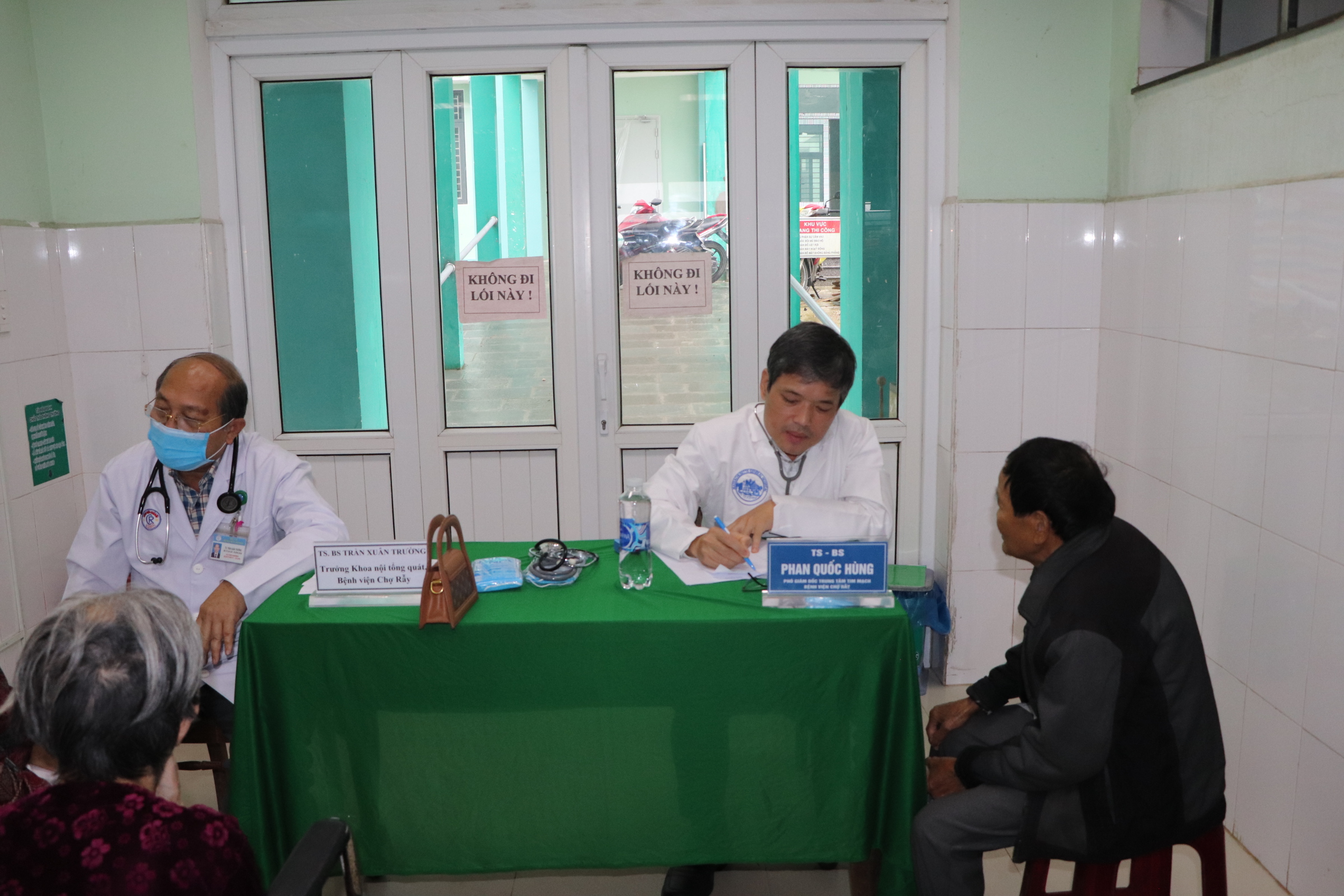 Bác sĩ đầu ngành Bệnh viện Chợ Rẫy khám bệnh miễn phí cho người dân Quảng Nam- Ảnh 12.