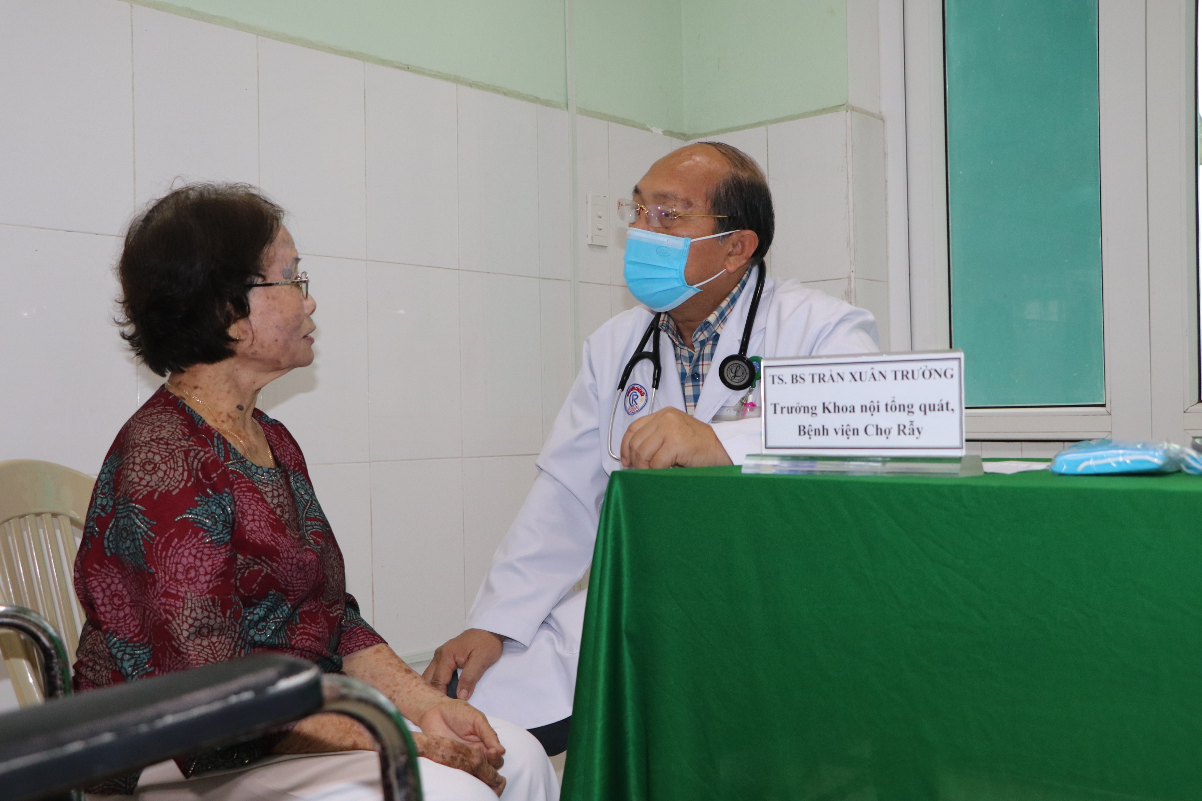 Bác sĩ đầu ngành Bệnh viện Chợ Rẫy khám bệnh miễn phí cho người dân Quảng Nam- Ảnh 27.