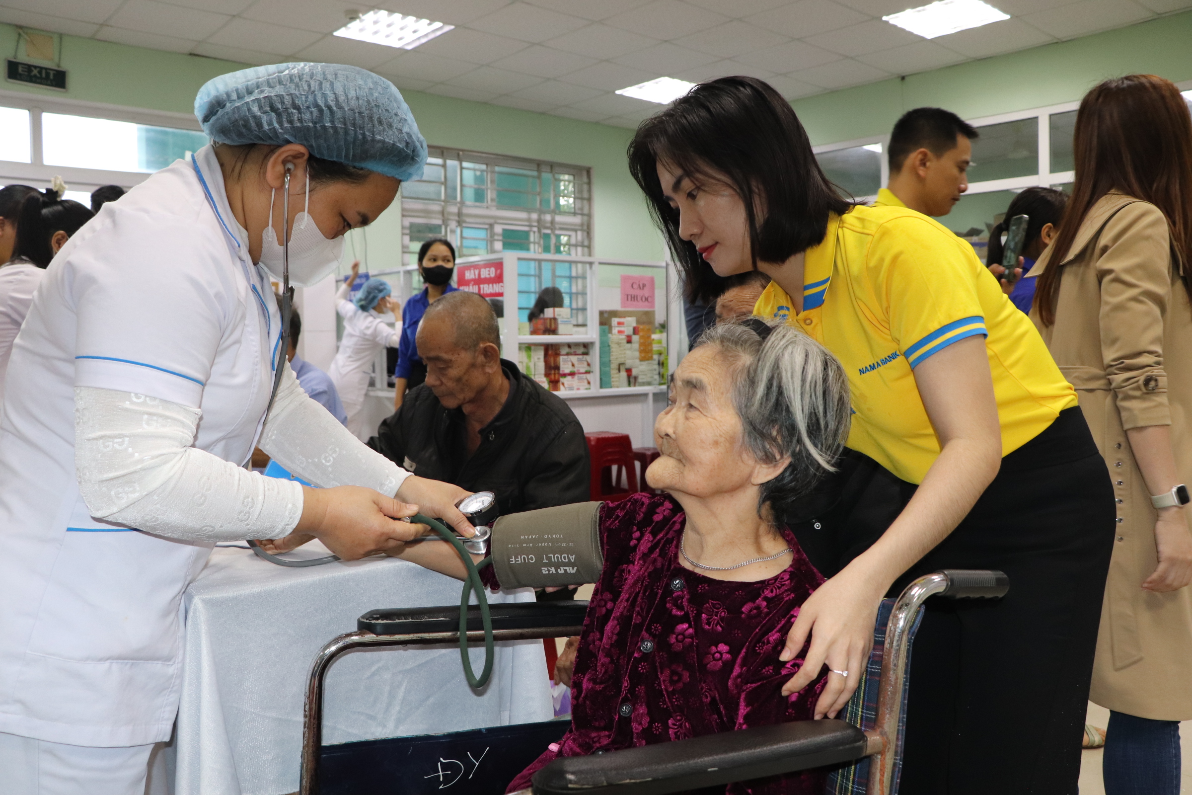 Bác sĩ đầu ngành Bệnh viện Chợ Rẫy khám bệnh miễn phí cho người dân Quảng Nam- Ảnh 22.