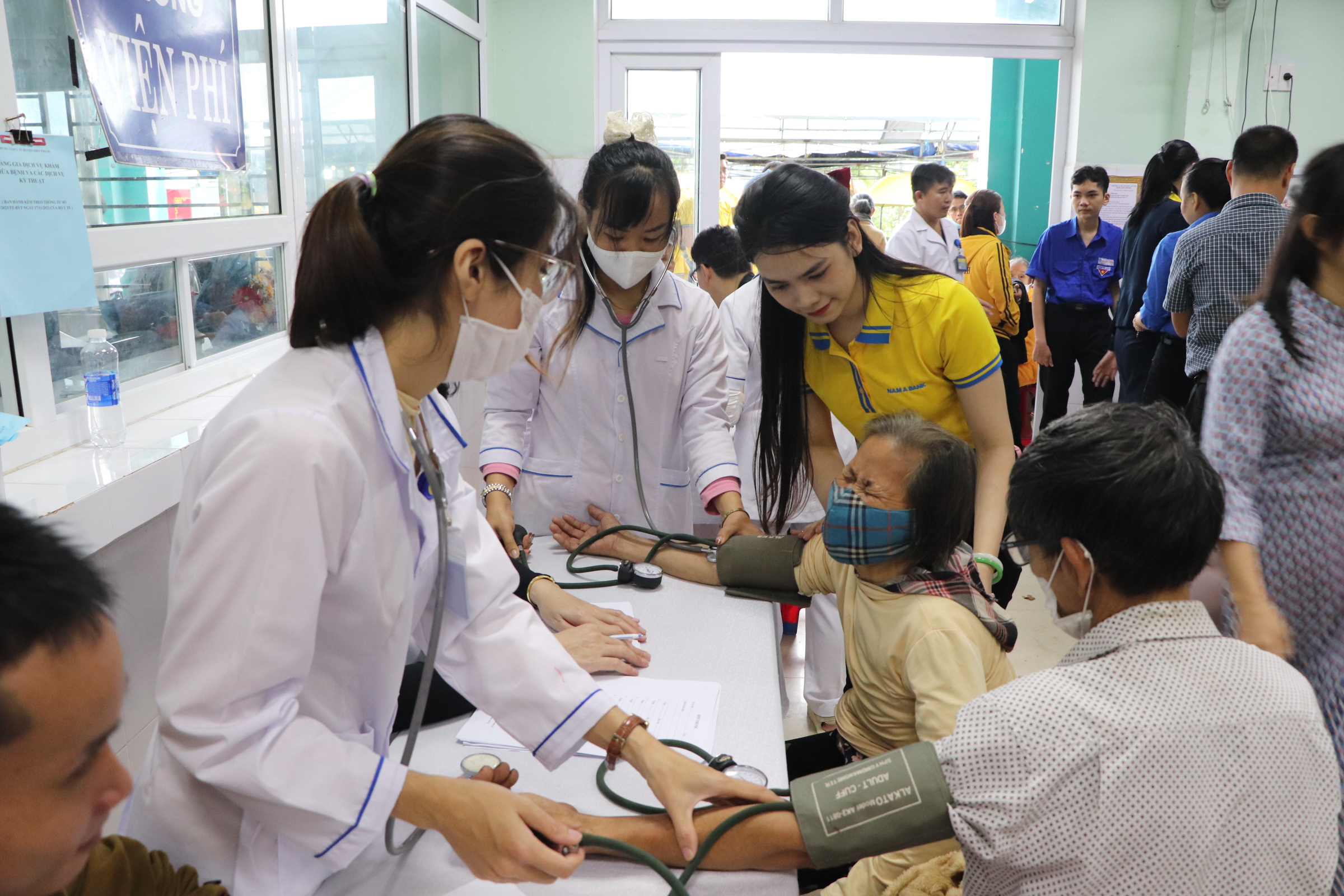 Bác sĩ đầu ngành Bệnh viện Chợ Rẫy khám bệnh miễn phí cho người dân Quảng Nam- Ảnh 19.