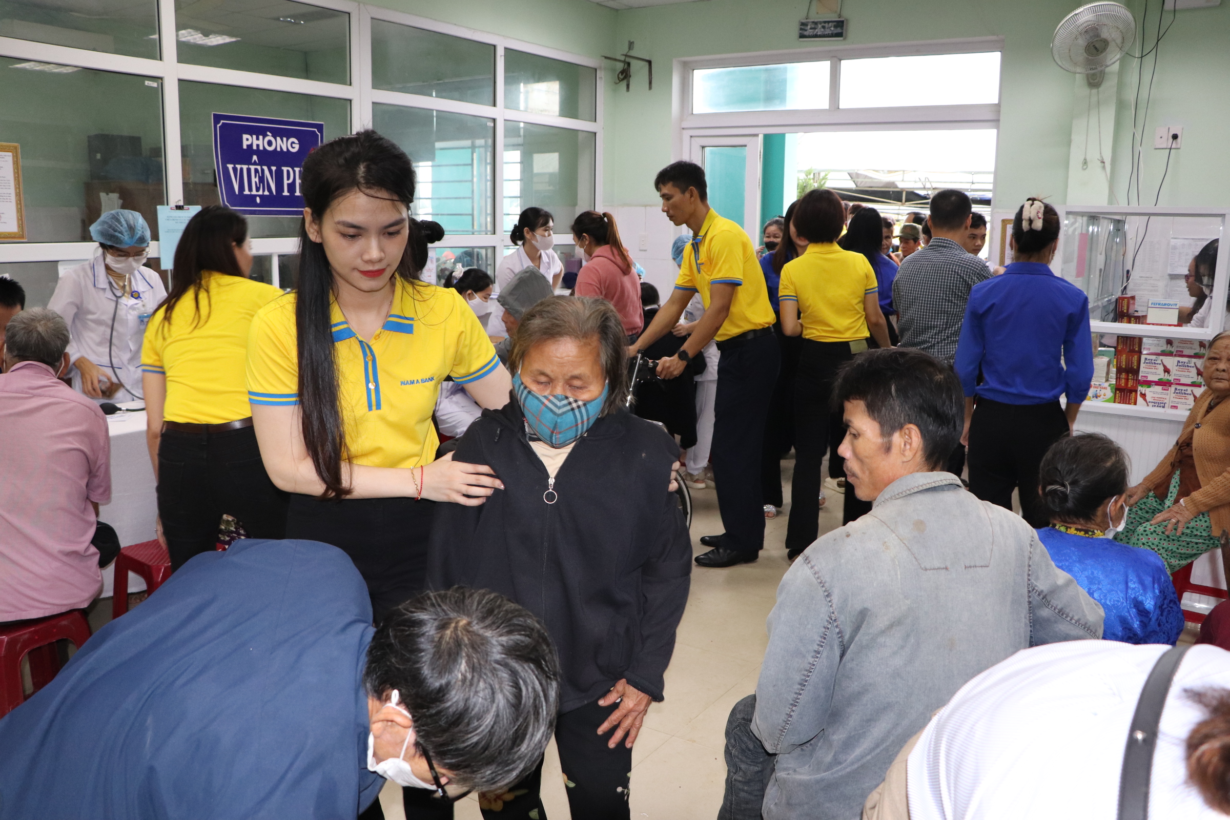 Bác sĩ đầu ngành Bệnh viện Chợ Rẫy khám bệnh miễn phí cho người dân Quảng Nam- Ảnh 20.