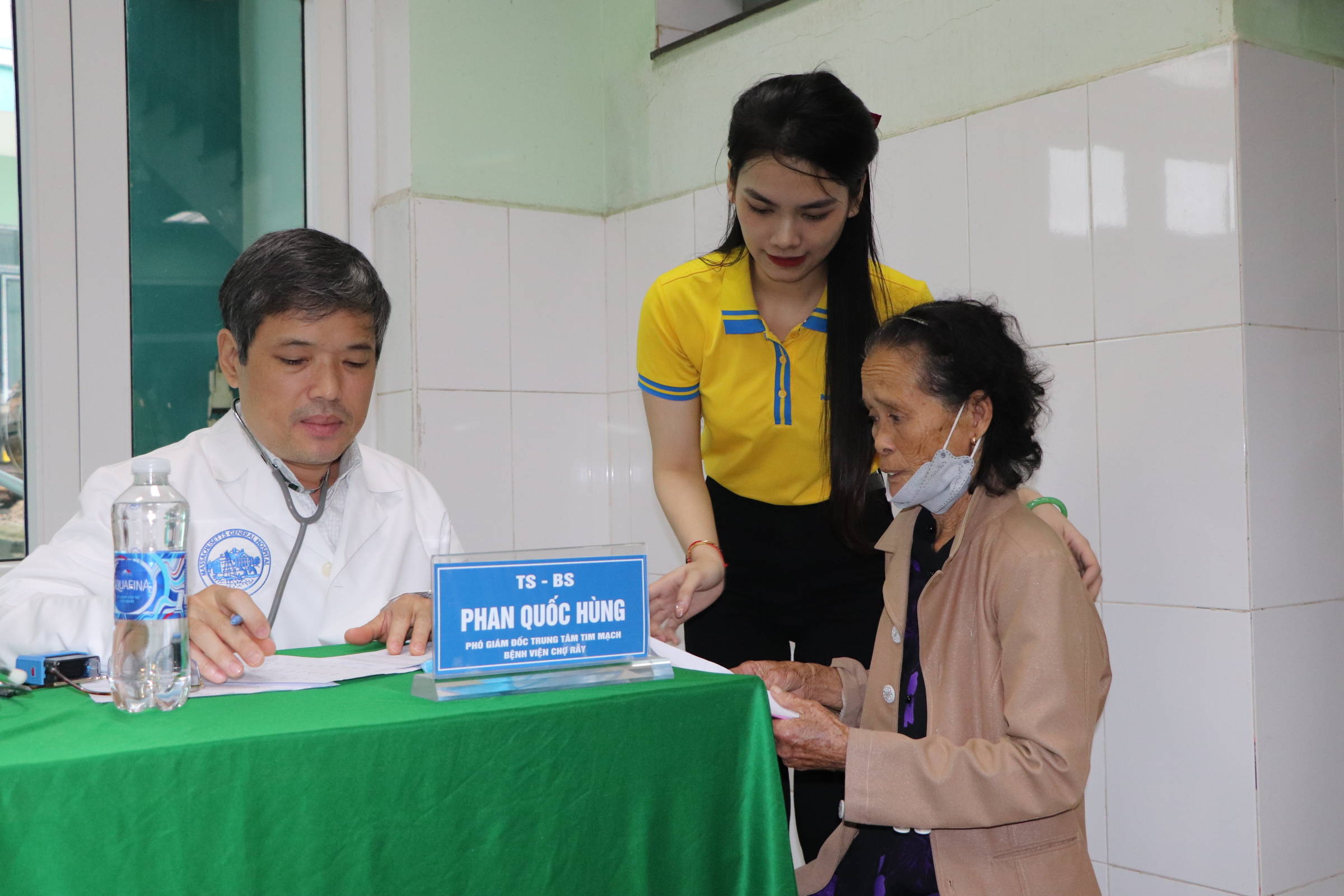 Bác sĩ đầu ngành Bệnh viện Chợ Rẫy khám bệnh miễn phí cho người dân Quảng Nam- Ảnh 11.