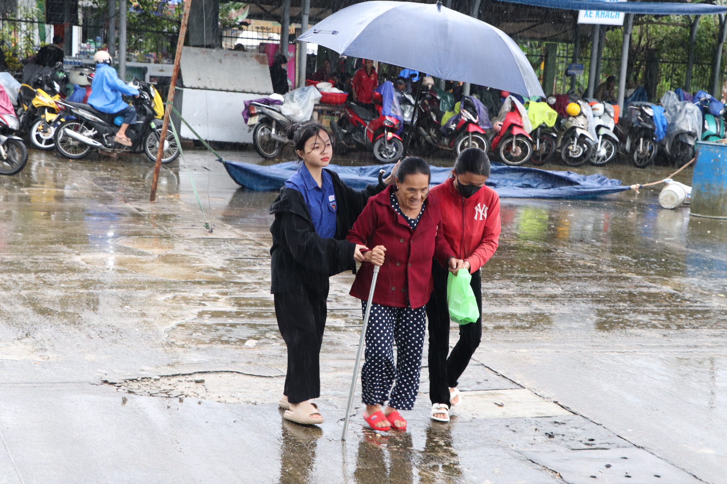 Bác sĩ đầu ngành Bệnh viện Chợ Rẫy khám bệnh miễn phí cho người dân Quảng Nam- Ảnh 15.
