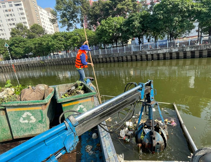 TP HCM lên phương án vớt rác 18 tuyến giao thông thủy- Ảnh 1.