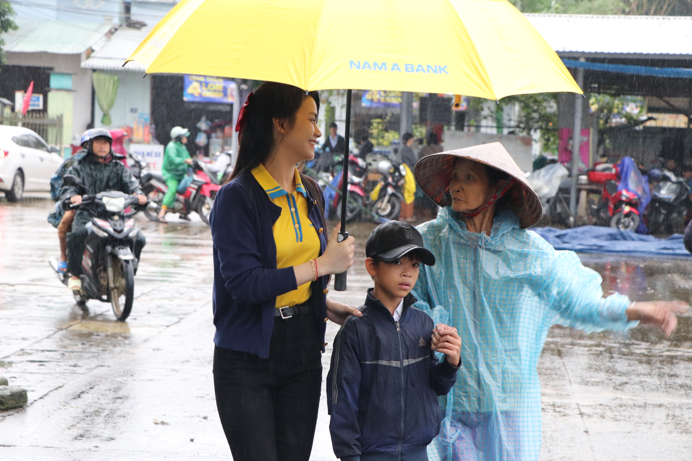 Bác sĩ đầu ngành Bệnh viện Chợ Rẫy khám bệnh miễn phí cho người dân Quảng Nam- Ảnh 13.