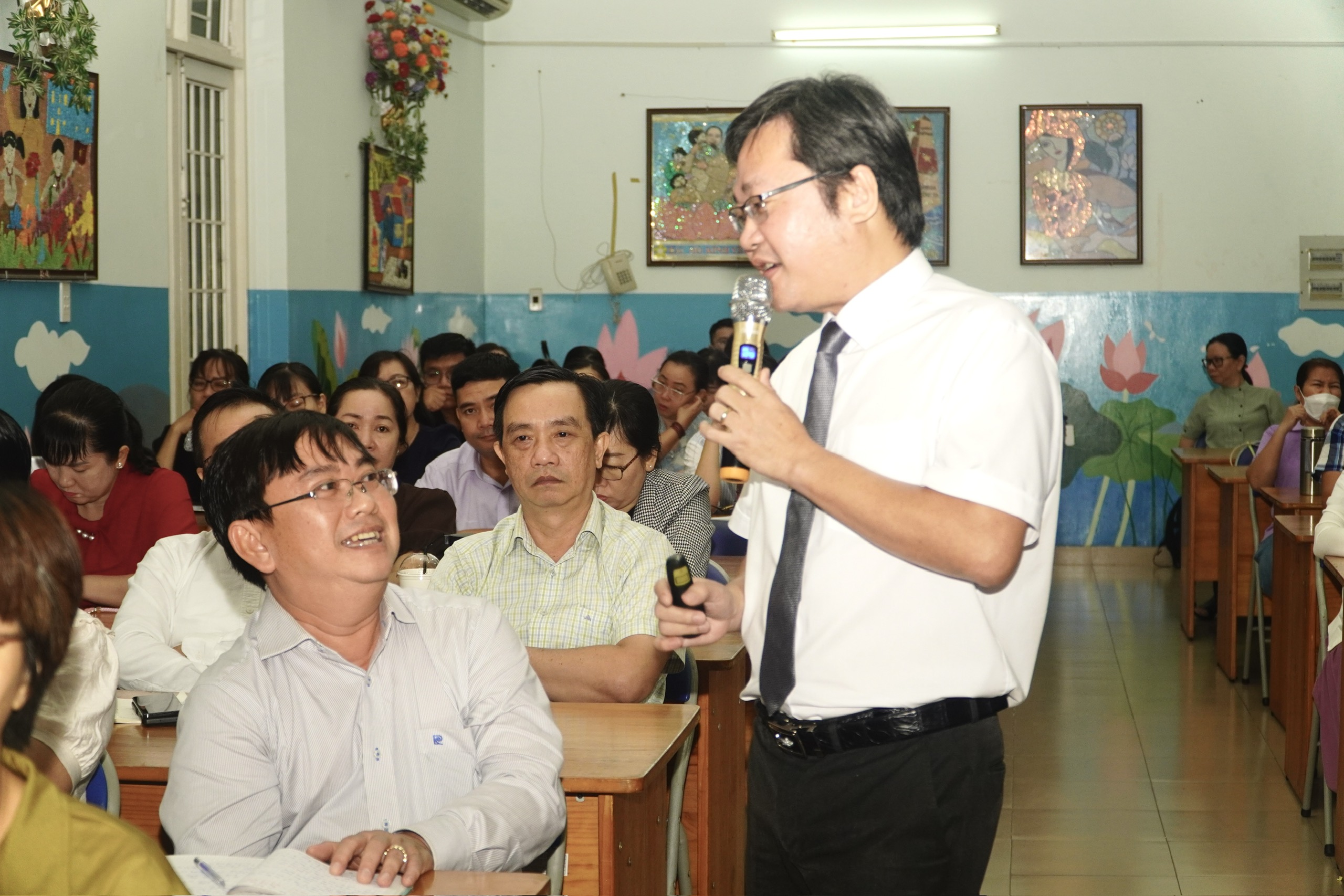 Hơn 100 c&aacute;n bộ gi&aacute;o dục tham dự bồi dưỡng &ldquo;Kỹ năng ứng xử với b&aacute;o ch&iacute;-truyền th&ocirc;ng&rdquo;- Ảnh 5.