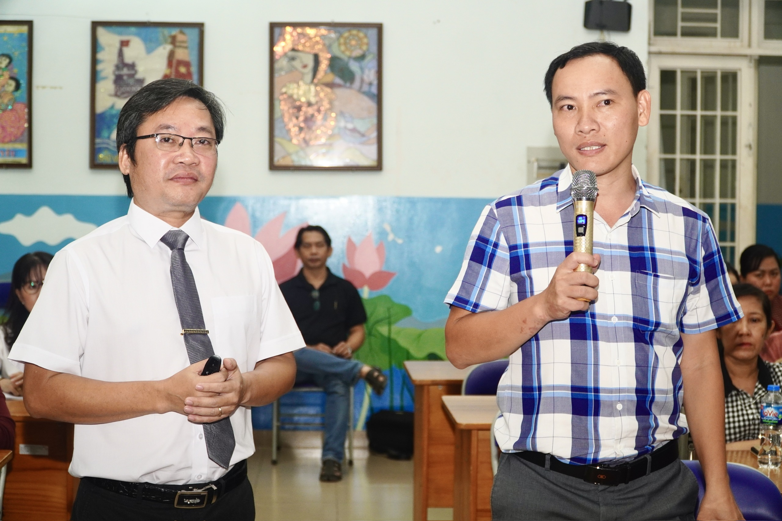 Hơn 100 c&aacute;n bộ gi&aacute;o dục tham dự bồi dưỡng &ldquo;Kỹ năng ứng xử với b&aacute;o ch&iacute;-truyền th&ocirc;ng&rdquo;- Ảnh 2.