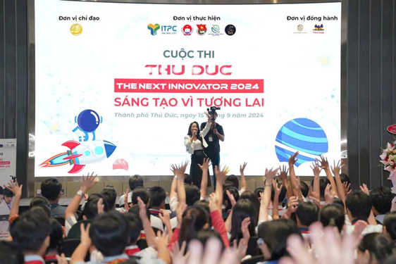 Th&iacute;ch &Yacute; Nhi tr&agrave;n đầy năng lượng, truyền cảm hứng v&agrave; cổ vũ cho c&aacute;c th&iacute; sinh tại cuộc thi The Next Innovator 2024