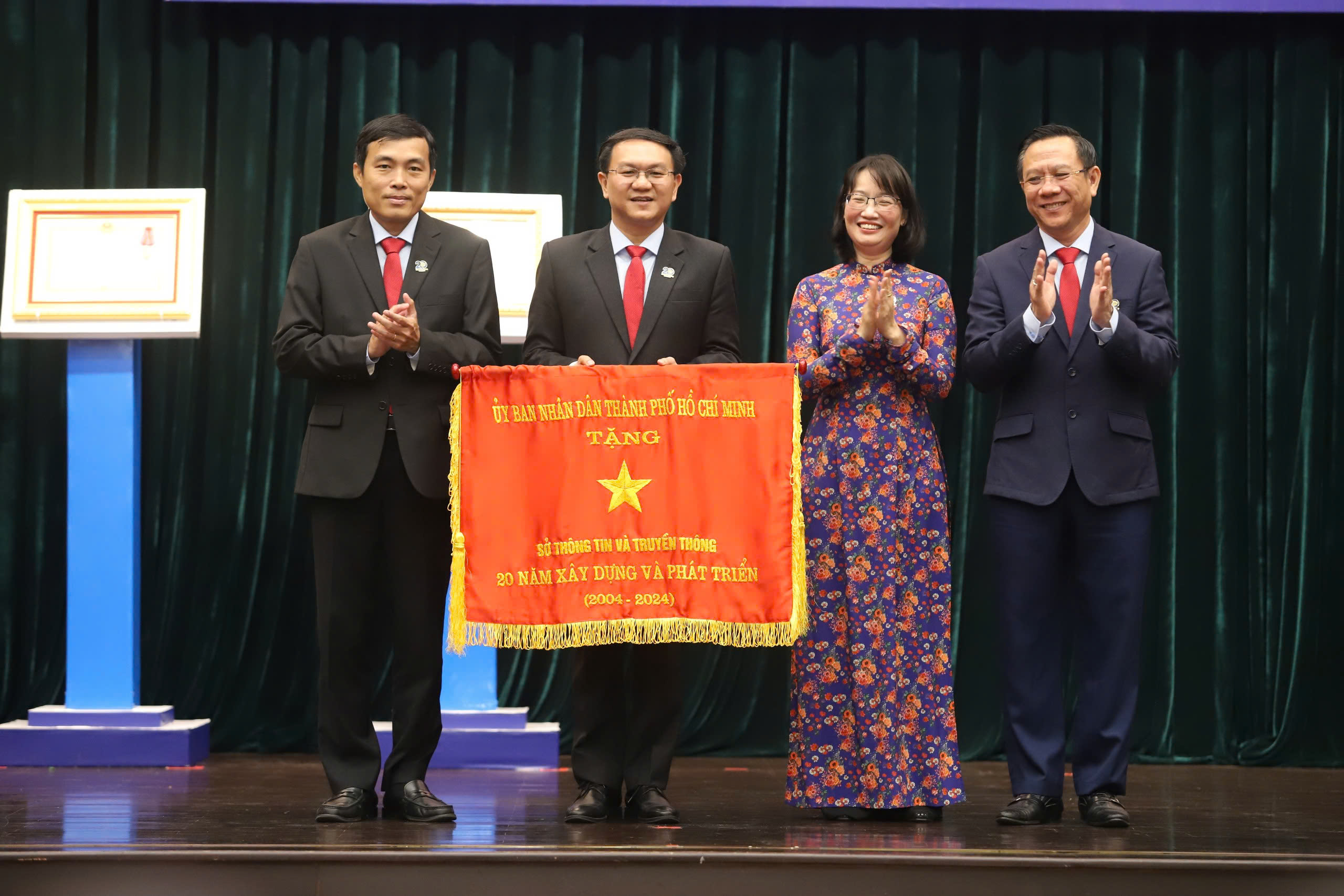 Sở Th&ocirc;ng tin v&agrave; Truyền th&ocirc;ng TP HCM đ&oacute;n nhận Hu&acirc;n chương Lao động hạng Nh&igrave;- Ảnh 5.