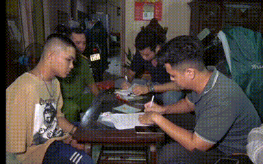 VIDEO: Bắt &ldquo;n&oacute;ng&rdquo; 2 đối tượng cướp tiệm v&agrave;ng