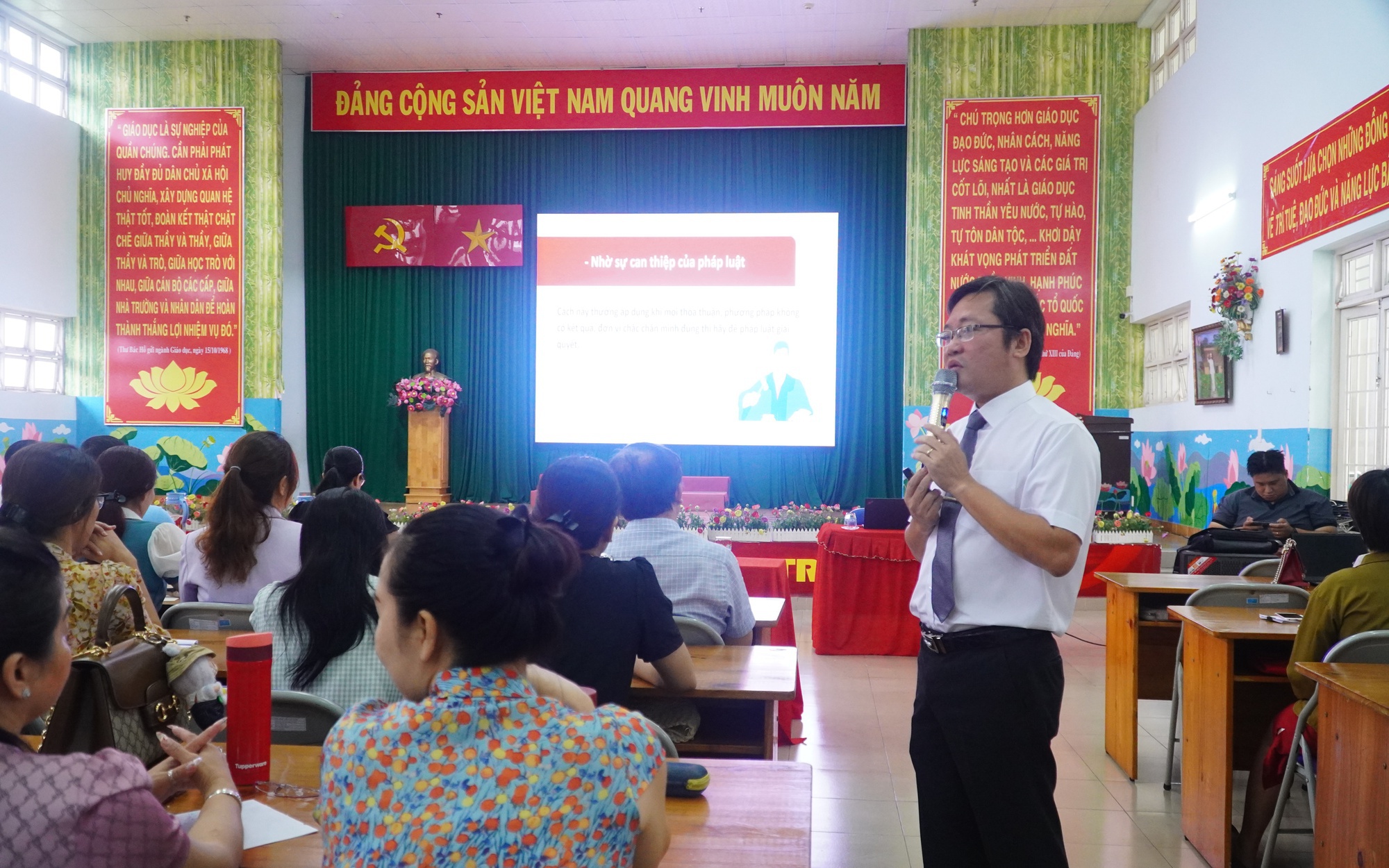 Hơn 100 cán bộ giáo dục được bồi dưỡng “Kỹ năng ứng xử với báo chí-truyền thông”