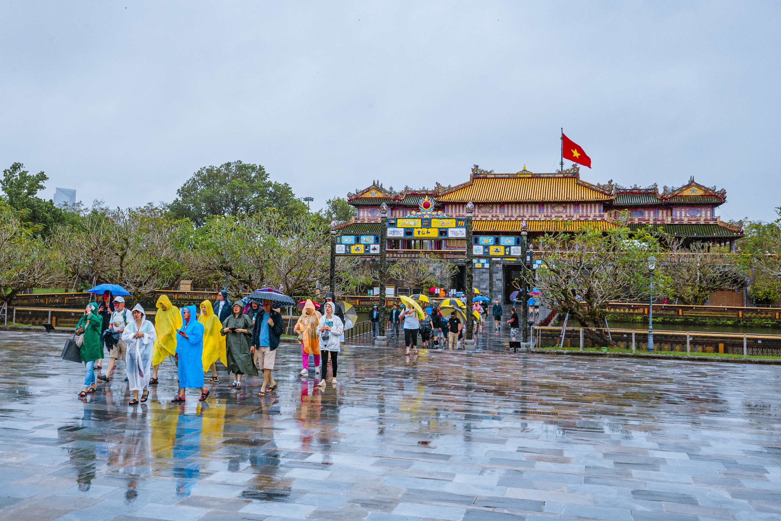 Du lịch Huế m&ugrave;a mưa. Ảnh: NGUYỄN CAO XU&Acirc;N ĐẠT