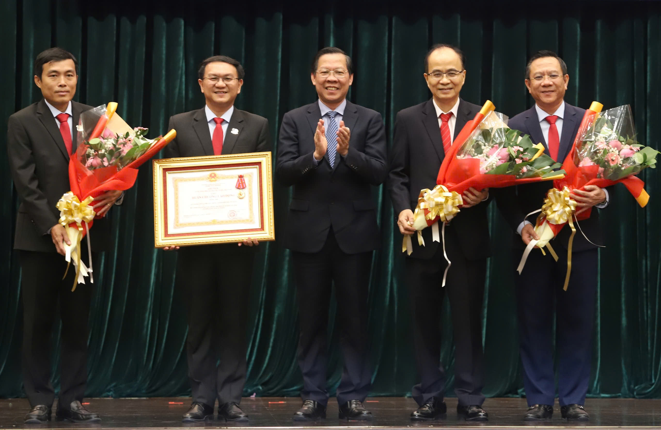 Sở Th&ocirc;ng tin v&agrave; Truyền th&ocirc;ng TP HCM đ&oacute;n nhận Hu&acirc;n chương Lao động hạng Nh&igrave;- Ảnh 2.