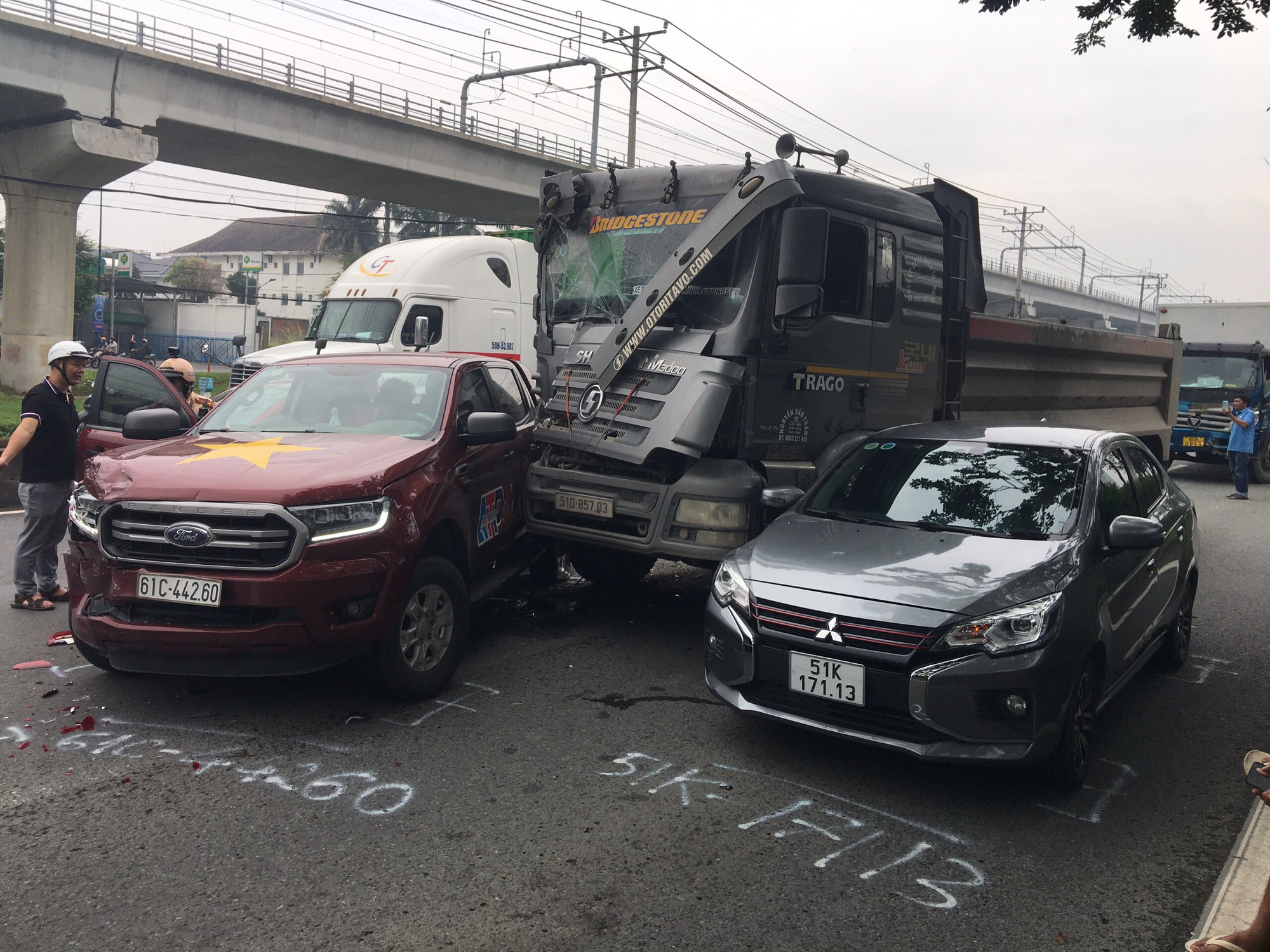 6 &ocirc; t&ocirc; t&ocirc;ng li&ecirc;n ho&agrave;n tr&ecirc;n đường V&otilde; Nguy&ecirc;n Gi&aacute;p, TP Thủ Đức- Ảnh 1.