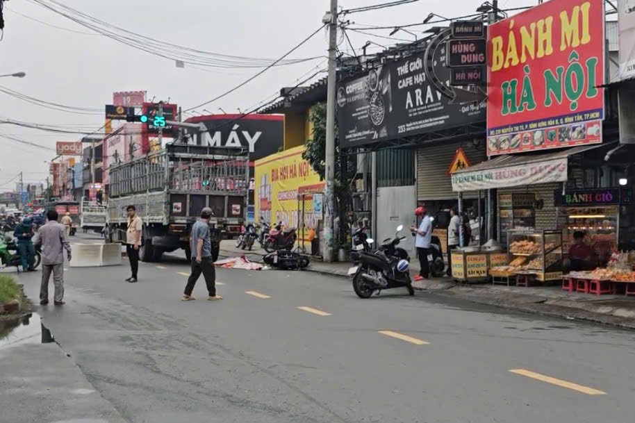 Phanh gấp xe m&aacute;y, người đ&agrave;n &ocirc;ng ng&atilde; v&agrave;o xe tải bị c&aacute;n tử vong- Ảnh 1.