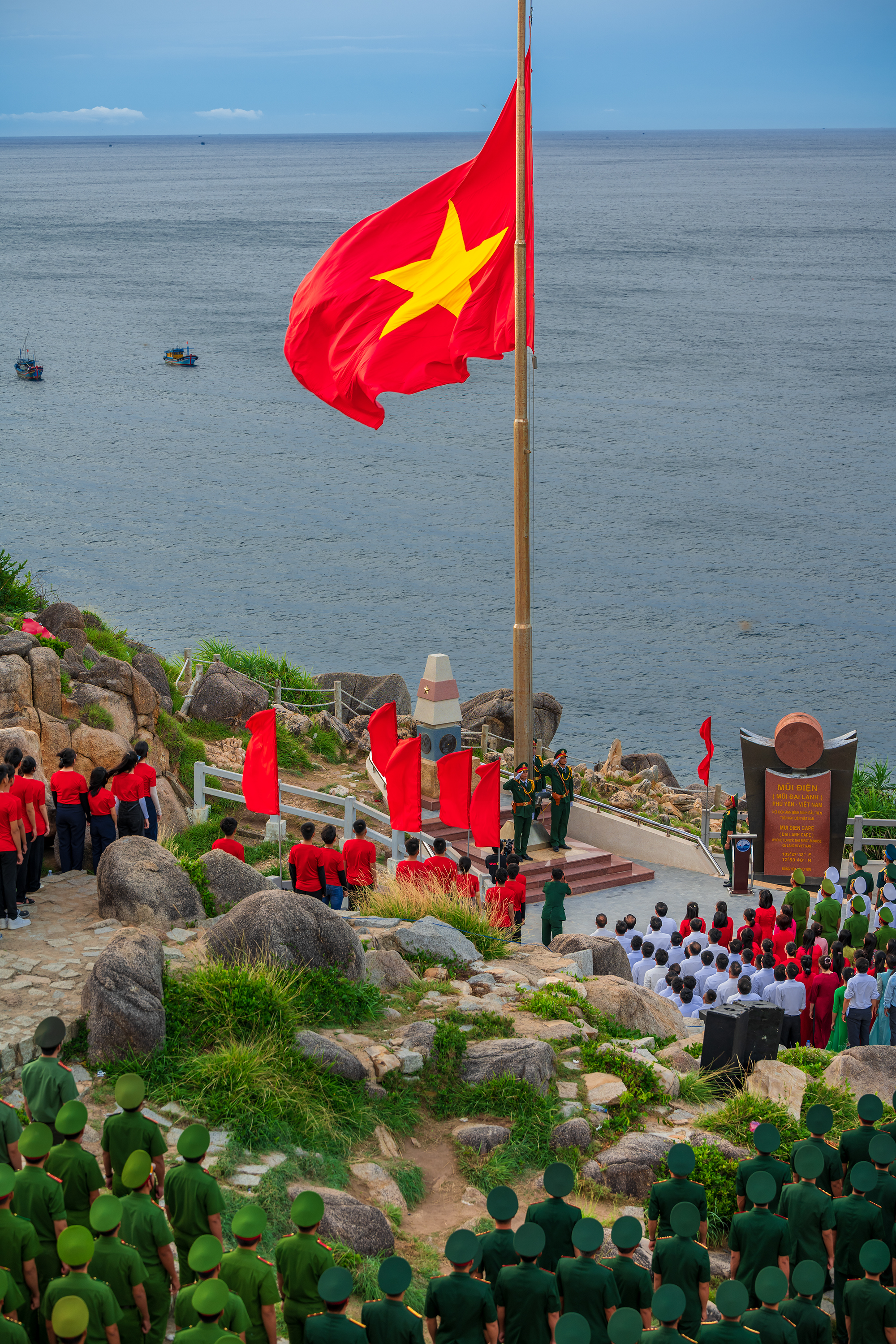 Trang nghi&ecirc;m dưới cờ Tổ quốc. Ảnh: L&Ecirc; CH&Iacute; TRUNG