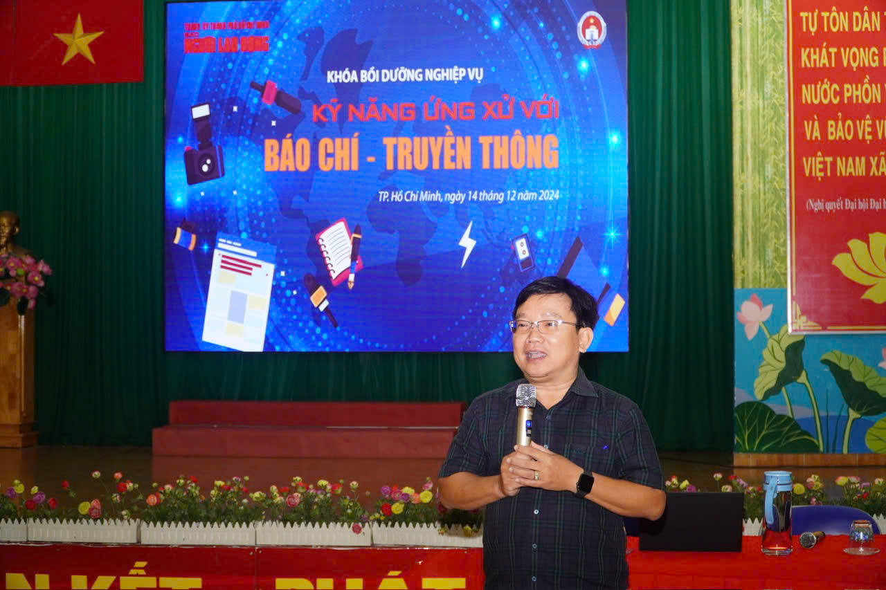 Hơn 100 c&aacute;n bộ gi&aacute;o dục tham dự bồi dưỡng &ldquo;Kỹ năng ứng xử với b&aacute;o ch&iacute;-truyền th&ocirc;ng&rdquo;- Ảnh 4.