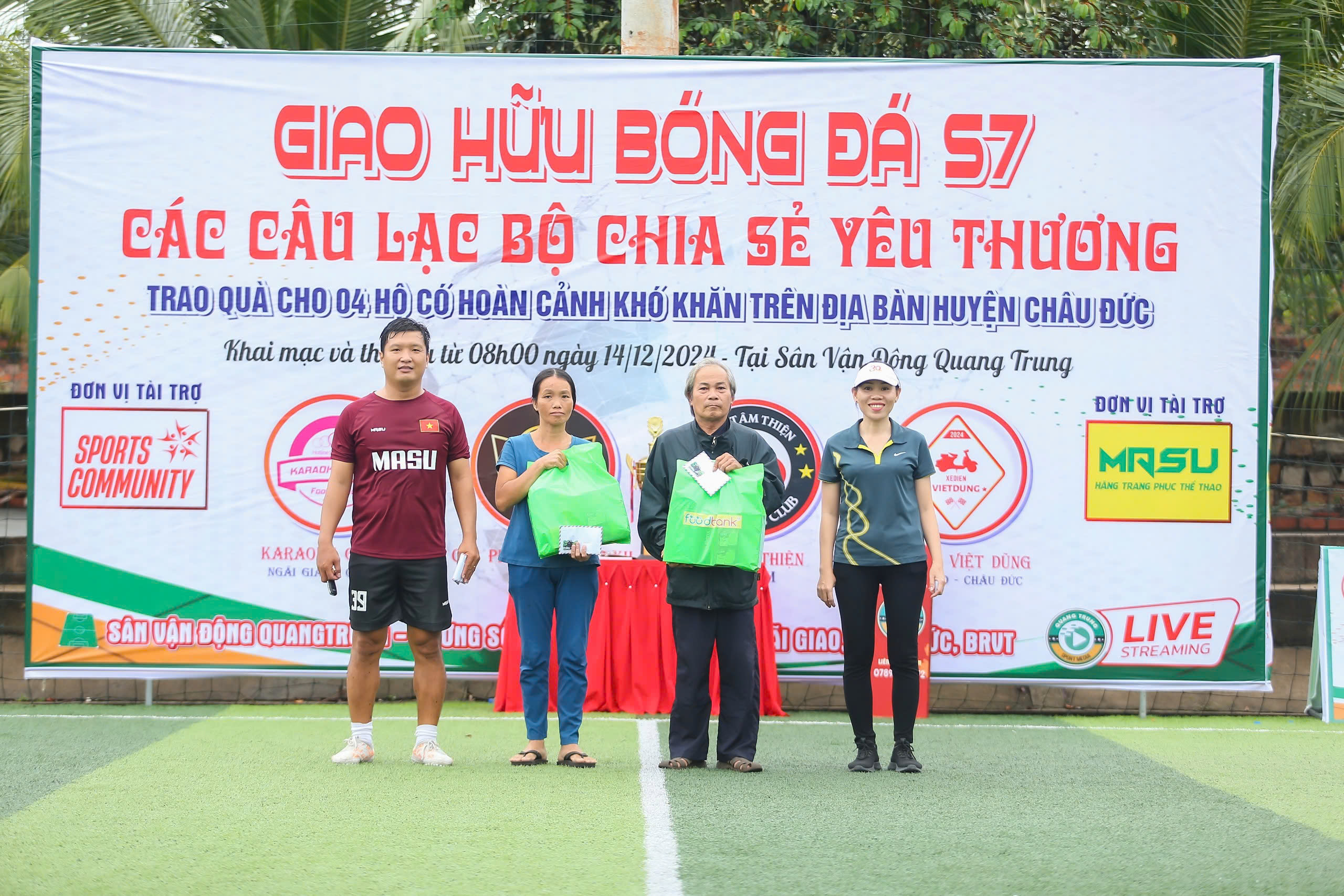 Trận đấu thiện nguyện quy&ecirc;n g&oacute;p, tặng qu&agrave; người ngh&egrave;o ở B&agrave; Rịa - Vũng T&agrave;u- Ảnh 5.